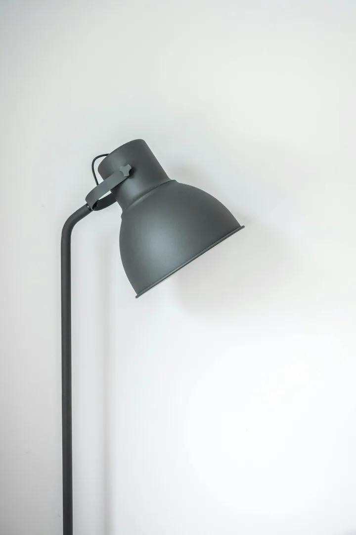 Lampadar metalic gri, stil industrial