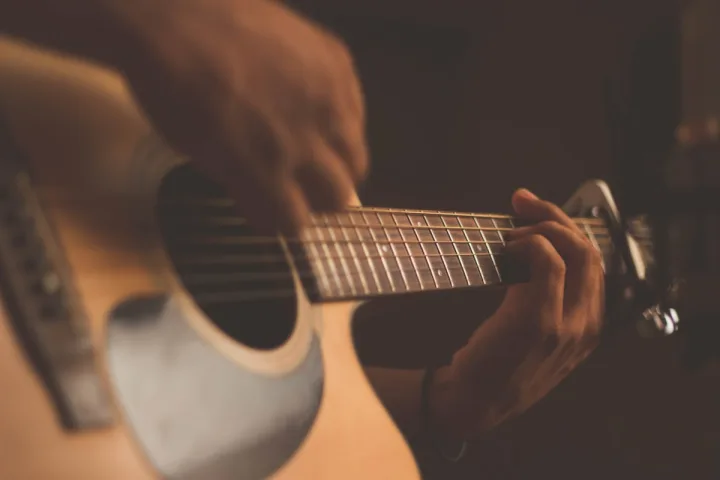 Chitară acustică, ideală pentru începători